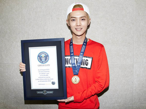 Luhan EXO Terima Sertifikat dan Medali Dari Guinness World Records